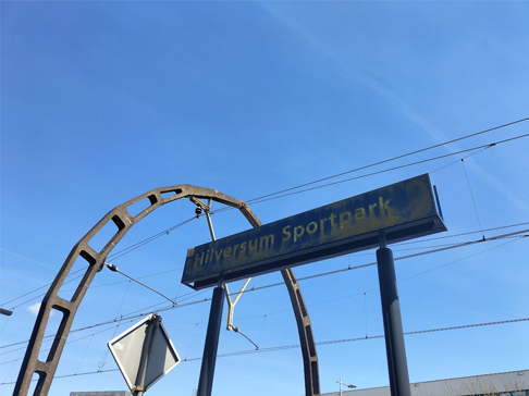 een bord bij een station, hier staat op