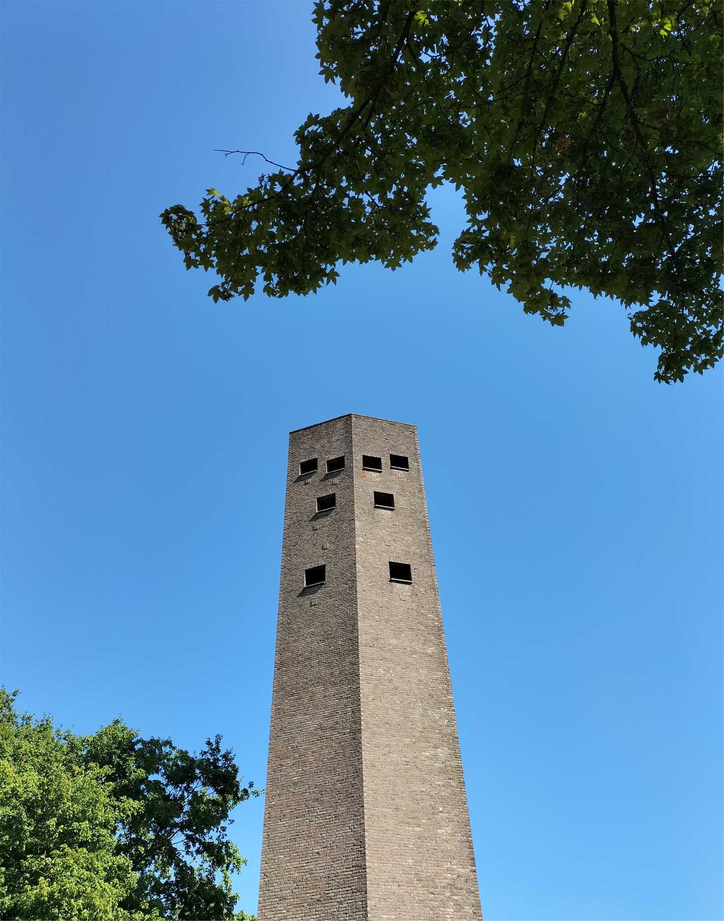 een kerk en blauwe lucht