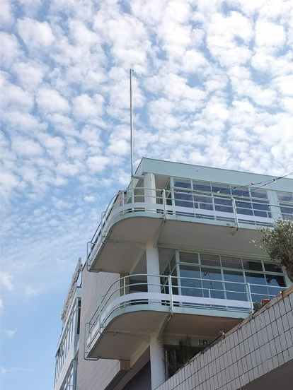 een gebouw van een lage hoek met blauwe lucht