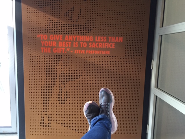 Ik werk voor Nike en de slogan op de muur is veelzeggend