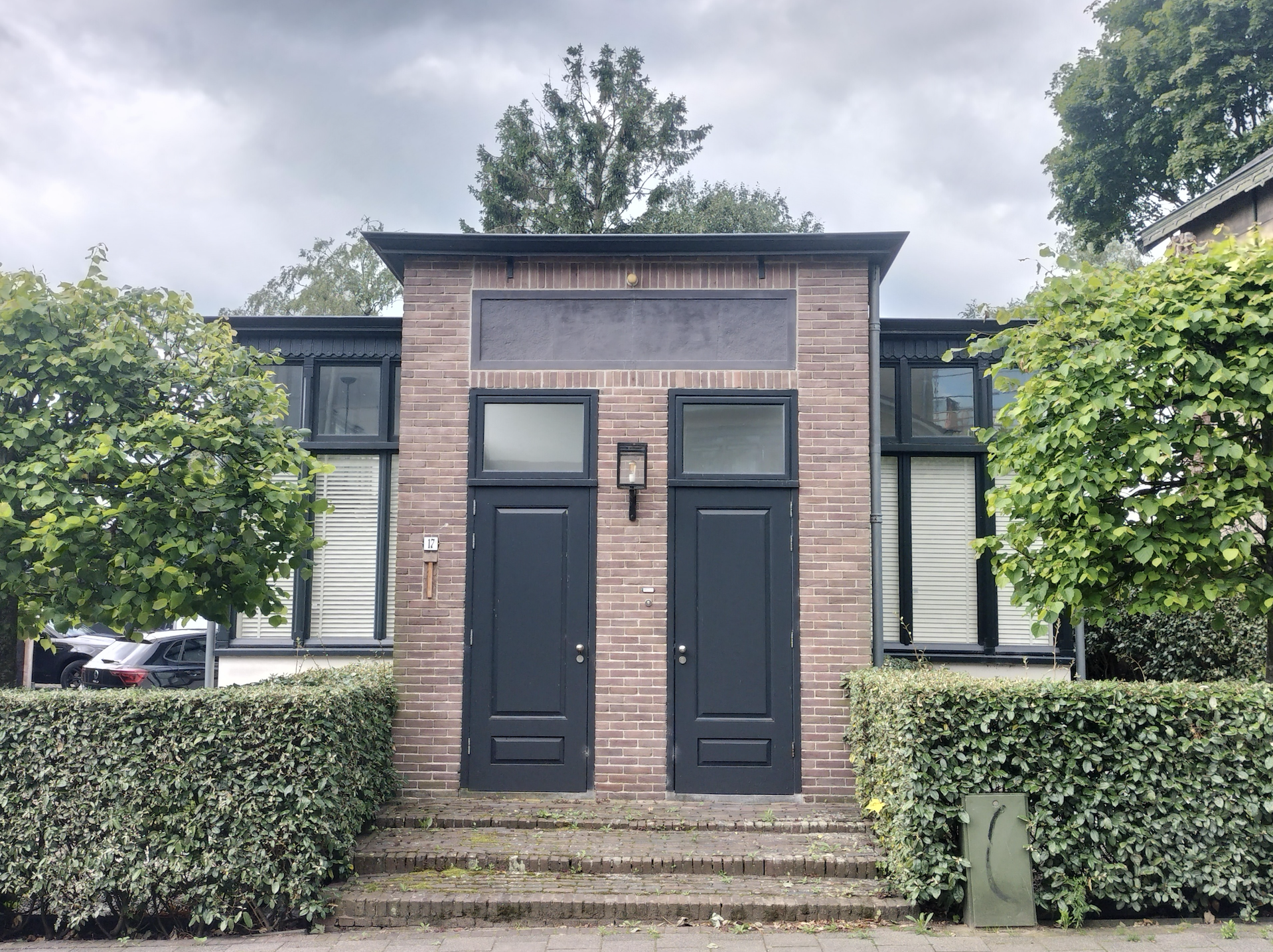 Huis met identieke deuren