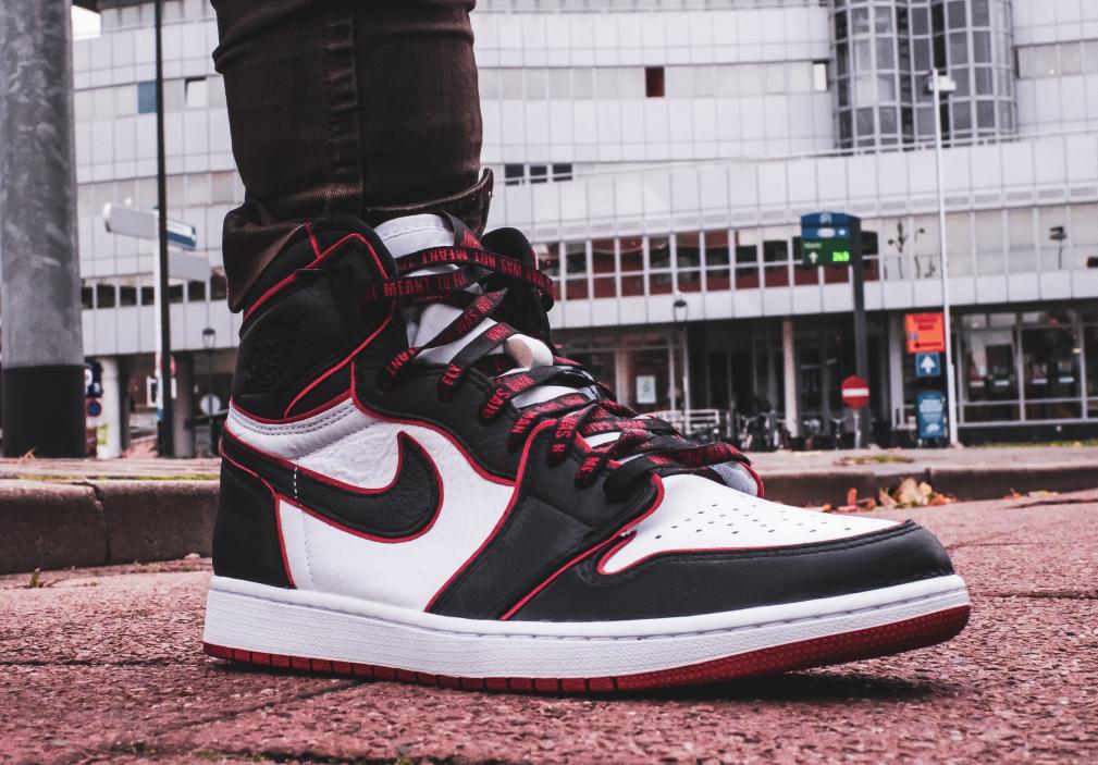 Air Jordan 1 met de kleuren zwart, rood en wit 